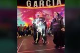 Dr. Simi y Monja de Feria bailando en juego mecánico