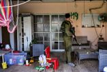 Militar israelí parado en casa atacada por Hamás.
