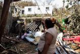 Persona observa los daños causados por el huracán Otis en guerrero.