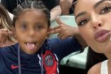 Saint West haciendo mueca con Kim Kardashian en partido de futbol