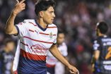 Erick Gutiérrez celebra su primer gol con la playera de Chivas.