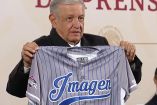 Lopéz Obrador en la mañanera con su jersey de Imagen Televisión