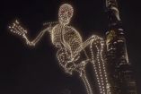 Esqueleto gigante hecho con drones al lado de Burj Khalifa, en Dubái