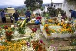 Cementerio lleno de flores en Guatemala.