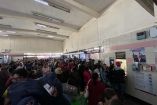 El acceso es únicamente por medio de la tarjeta y ya no se aceptan los boletos magnéticos, los usuarios se arremolinaron por un ejemplar para poder utilizar la Línea 1 del Metro.