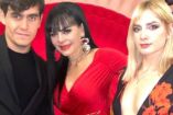 Maribel Guardia con vestido rojo abrazando a Imelda Tuñon Garza y Julián Figueroa