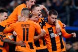 Jugadores del Shakhtar abrazándose.