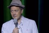 Rob Schneider haciendo standup comedy.