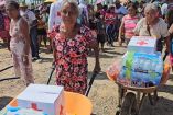 Abuelita lleva en carretilla la ayuda entregada por la Cruz Roja