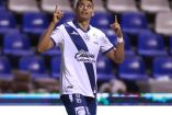 Guillermo Martínez celebrando un gol con Puebla.