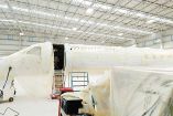 La aeronave arrendada, con matrícula XA-VGQ, se está pintando en un hangar en Querétaro. 