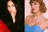 Miley Cyrus con blusa negra y bolso rojo y Taylor Swift con vestido azul