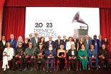 Los presentadores, directivos y galardonados posaron en una foto para presumir los gramófonos especiales que reconocen la trayectoria de cada artista. Fotos: Cortesía de La Academia Latina de la Grabación®/ Rodolfo Monroy