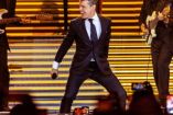 Luis Miguel bailando y cantando en concierto