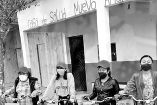 Integrantes del EZLN en bicicleta.