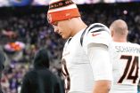 Joe Burrow, QB de Bengals, agacha la cabeza por su lesión.