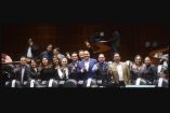 Miembros del grupo parlamentario del Partido Verde Ecologista de México en la Cámara de Diputados posan sonrientes, haciendo signos de paz con sus manos, representando su compromiso con iniciativas ambientales y sociales. La imagen capta a los legisladores en el hemiciclo, listos para presentar una nueva iniciativa que busca reducir la huella ecológica mediante el etiquetado de reparabilidad en productos eléctricos y tecnológicos, en un esfuerzo por informar a los consumidores y reducir la basura electrónic