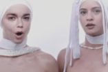 Björk y Rosalía cantando con pañuelos blancos en la cabeza
