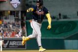 Ronald Acuña Jr después de batear un jonrón.