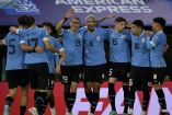 Uruguay celebrando con jugadores abrazados.