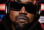 Kanye West con lentes oscuros y audífonos, sudadera negra