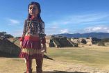 La marioneta gigante Amal de niña refugiada recorre Monte Albán