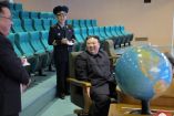 Kim Jong Un revisando fotos tomadas con satelite espía.