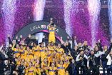 Jugadoras de Tigres levantan el trofeo que las acredita como campeonas del Apertura 2023 de la Liga MX Femenil.