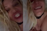 Britney Spears enseñando dientes, desnuda con collar negro