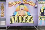 Puesto de tortas pintado con imágenes de Invincible 