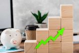 Alcancía con una flecha que demuestra crecimiento económico.