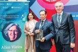 El embajador de Portugal, Manuel Carvalho recibió el premio de Alice Vieira.