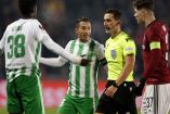 Andrés Guardado reclamando una jugada al árbitro.
