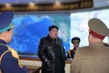 El líder norcoreano Kim Jong Un visita el cuartel general de la Fuerza Aérea del Ejército Popular de Corea con motivo del Día de la Aviación en Corea del Norte, en esta imagen publicada por la Agencia Central de Noticias de Corea del Norte (KCNA) el 1 de diciembre de 2023. Foto: Reuters.