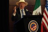 Ken Salazar en la inauguración de la mesa redonda sobre el combate al tráfico de armas