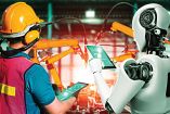 Un trabajador industrial y un robot con inteligencia artificial supervisando un proceso en una fábrica de ensamblando.