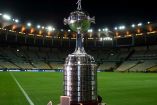 La Copa Libertadores en el pedestal de un estadio.