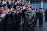 El líder de Corea del Norte, Kim Jong-un, saluda durante una visita a la Administración General de Tecnología Aeroespacial, en esta imagen publicada por la Agencia Central de Noticias de Corea. Foto: Reuters.