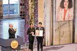 Los mellizos de 17 años, Ali y Kiana, aceptaron el Premio Nobel en nombre de su madre, que está encarcelada en Irán