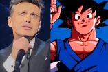 Luis Miguel cantando con traje y Gokú con traje azul