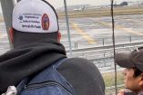 Peregrinos ven los aviones del AICM antes de llegar a las mañanitas de la Virgen de Guadalupe.