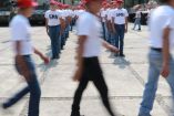 Jóvenes marchando en servicio militar con uniformes