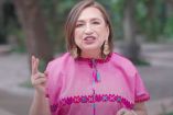 Xóchitl Gálvez, vestida con una blusa tradicional rosa y con gesto expresivo, pide al Presidente de México que se concentre en sus obligaciones como Jefe de Estado y no intervenga en el proceso electoral, respetando la ley y las instituciones del país.