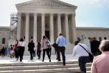 Estadounidenses caminan hacia la Suprema Corte de Estados Unidos