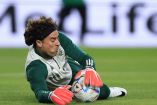 Guillermo 'Memo' Ochoa realizando una atajada en el entrenamiento