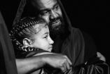 Kanye West abrazando a hija North West en listening party