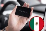 Tarjeta de presentación de Tesla con bandera de México.