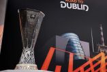 Trofeo de la Europa League sobre un pedestal.