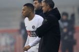 Luis Enrique dando instrucciones a Mbappé.