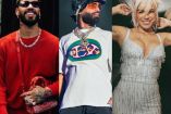 Anuel con playera roja, Arcángel con gorra azul y Karol G con vestido
